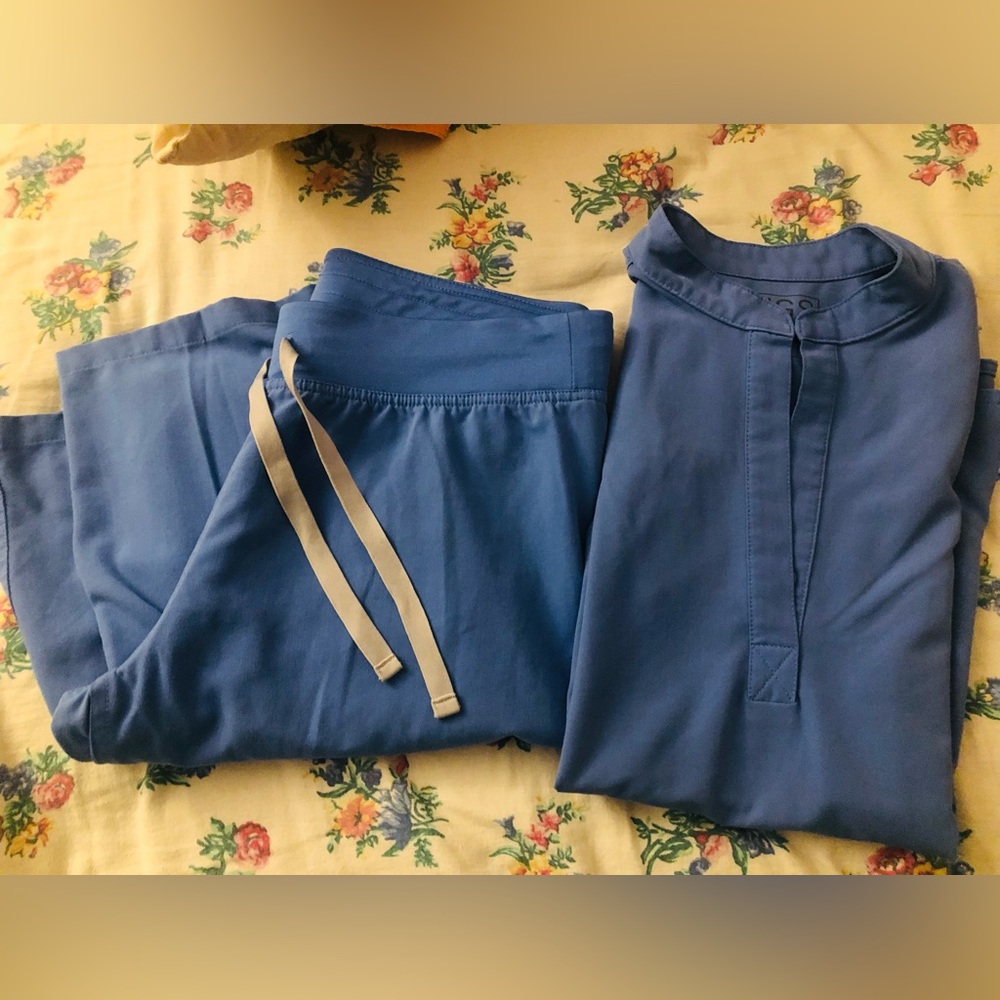 Figs sets uniform size top xs. S size bottom.